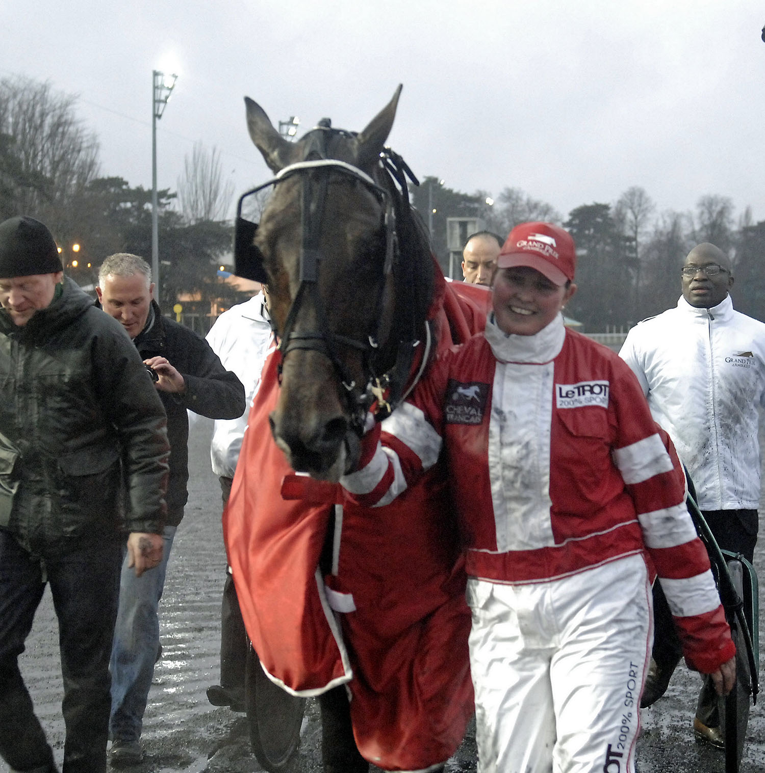 En överlycklig Lisa med sin ögonsten Maharajah efter Prix d´Ameriquesegern. Foto: ALN Pressbild